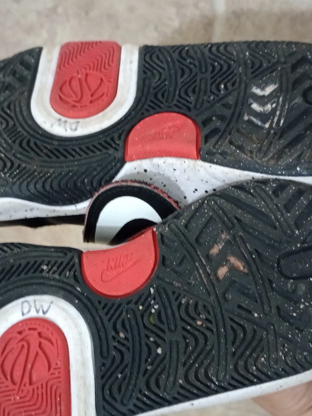 black and red Nike Team Hustle D 11 sneakers In a wide hook-and-loop strap 12C - Picture 3 of 6